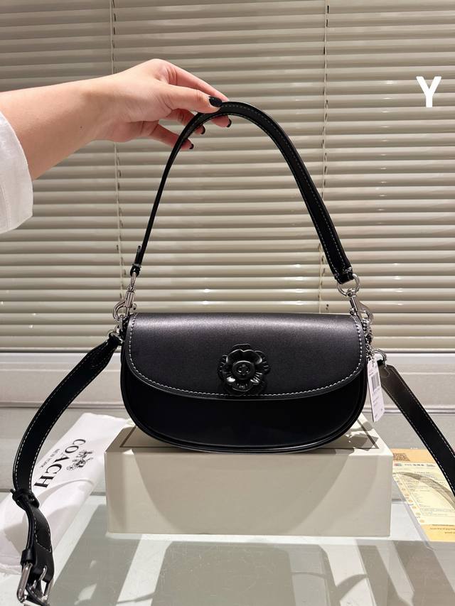 牛皮版本 Coach Emmy Saddle Bag 23 将茶玫瑰与 COACH 7大经典元素之一的旋锁相结合。茶玫瑰富有立体感和层次感，与包身皮质同色，淡化