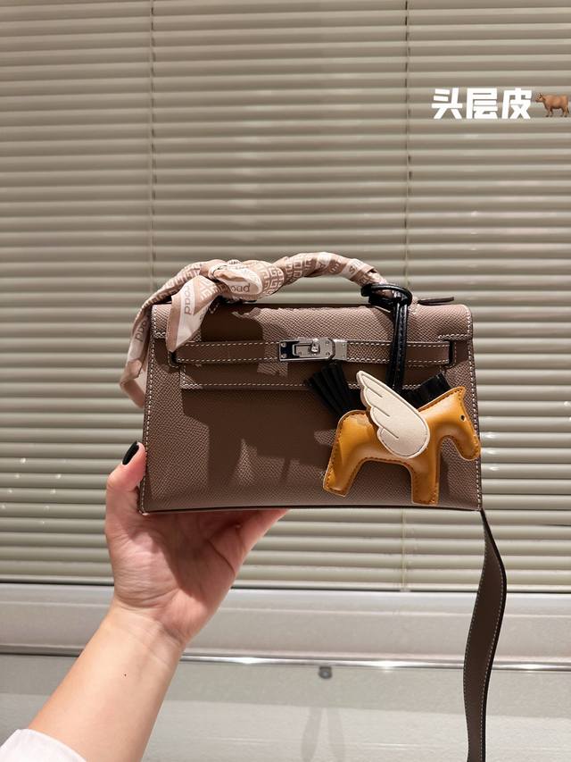 顶级原单牛皮 Hermes Kelly 最近娱乐圈出镜率最高的一款包包，H家永恒的经典. 凯莉包好随意搭配，不管怎么穿，随便一背都好看 而且一点都不挑人很显气质