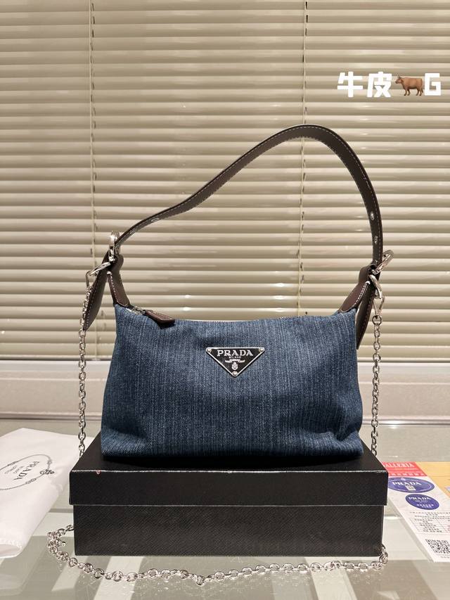 size: 25*14cm Prada hobo中古腋下包 皮质肩带更复古硬挺一些 多了一份随意和简单，完全的时尚百搭！