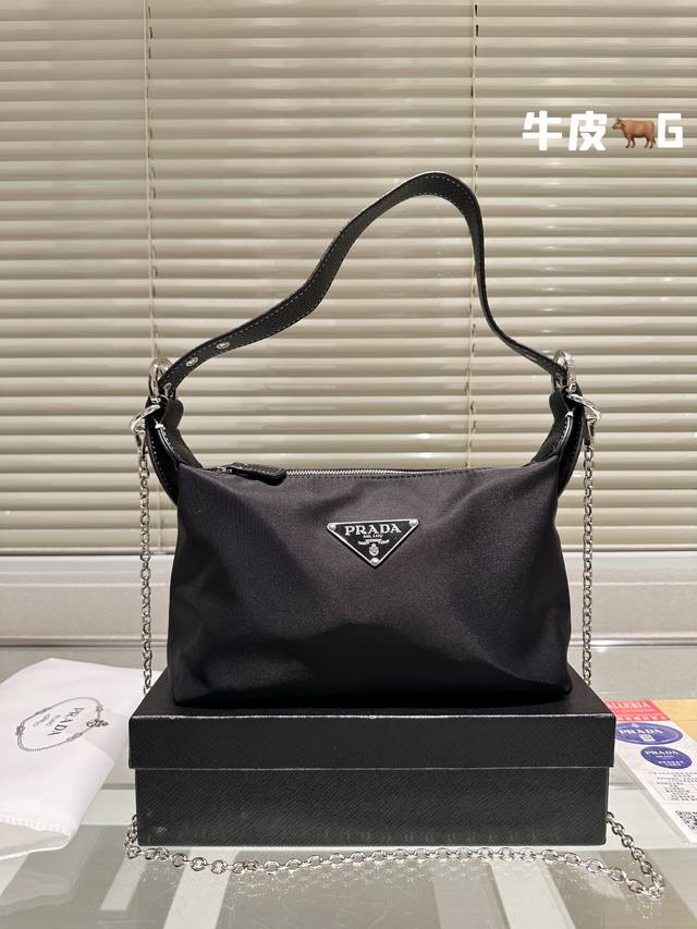 size: 25*14cm Prada hobo中古腋下包 皮质肩带更复古硬挺一些 多了一份随意和简单，完全的时尚百搭！