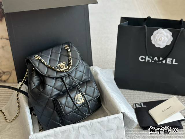 chanel 2023双肩背包 上新的时候看到 实物 就知道他要火了 现货供不应求 这一季度的王炸 解放双手的利器 原厂皮 数量有限22 23cm