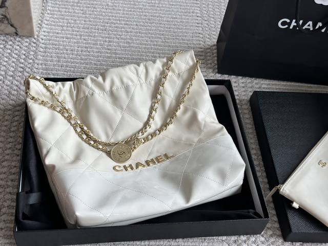 配盒 新款拼接垃圾袋 size：35cm Chanel 千呼万唤的22bag 今年火遍全网的垃圾袋 不多说啦直接上现货 搜索 小香家 垃圾袋