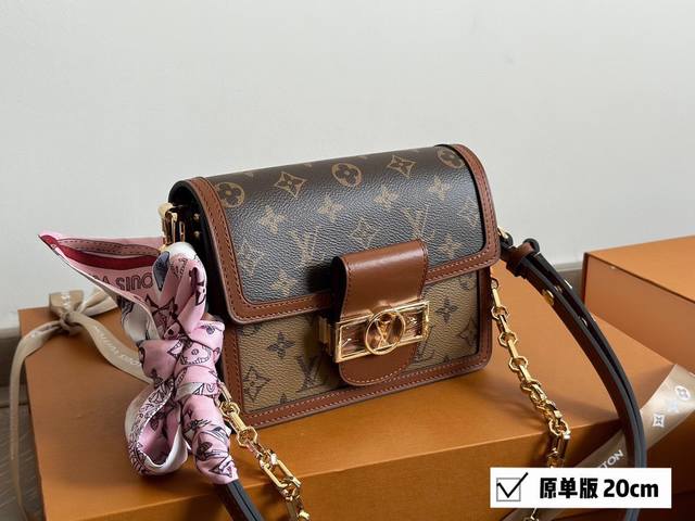 新版 LV“达芙妮”Dauphine 女装艺术总监Nicolas Ghesquiere之手的改良版设计。 将Monogram帆布与Monogram Revers