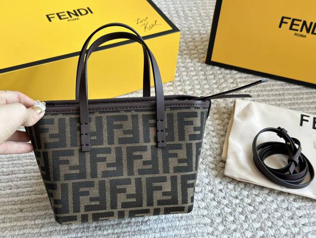 配盒 size：16*13cm fendi 每个角度都敲好看的 新月小tote 包底的设计简直太爱啦！ 360度无死角！！ 它还是一包三背哦 怎么背都美貌时髦