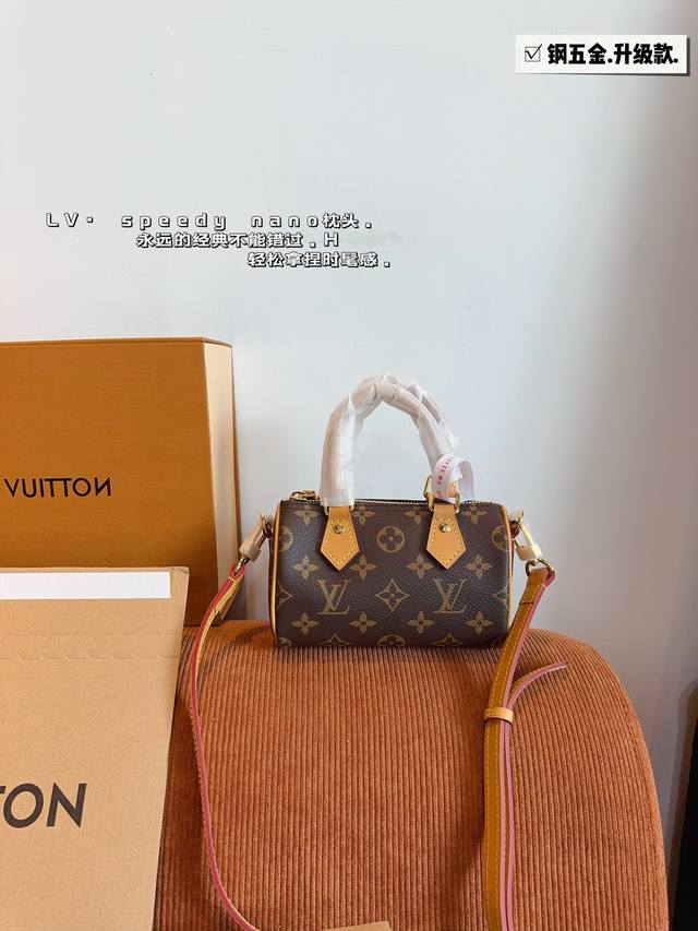 配礼盒. LV Speedy 系列 枕头包 这款Retiro 手袋以标志性的LV老花面料制成，搭配奢华的变色牛皮饰边，经典永恒。优雅低调的外形设计和宽敞的包 全 - 点击图像关闭