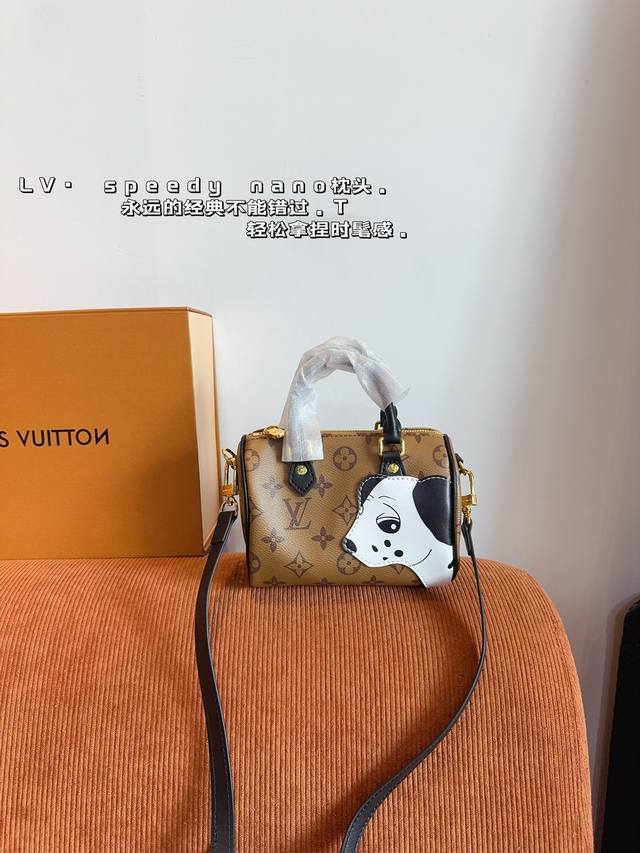 配礼盒. LV Speedy 系列 枕头包 这款Retiro 手袋以标志性的LV老花面料制成，搭配奢华的变色牛皮饰边，经典永恒。优雅低调的外形设计和宽敞的包 全