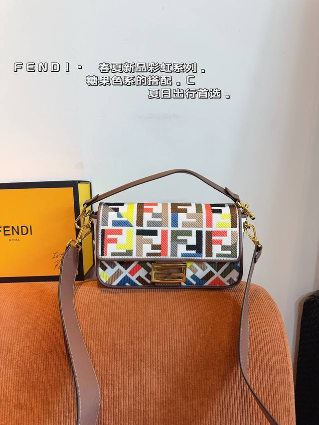 配礼盒 FENDI 芬迪 新品全幅饰 可手提斜挎包，Ss23Fendi Baguette强势回归，标志性的Baguette手袋采用翻盖设计，配有FF磁扣开合。配