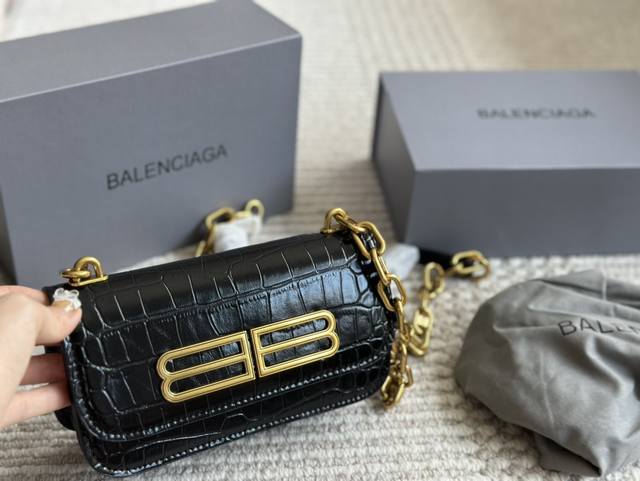 巴黎世家 Gossip Bag有多香 救了命咯~BALENCIAGA又出了一款 易暴 新款。它有个温柔与硬朗并存的外形，适合各种类型风格的男孩女孩; 它还有帅气