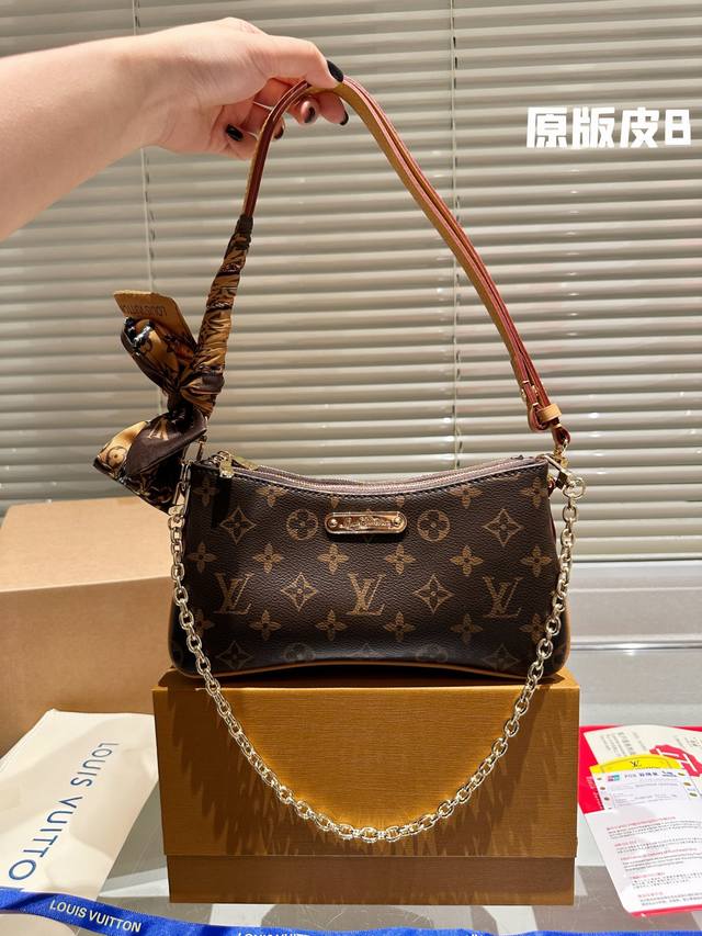 顶级原单 全钢五金 芯片版 Liv pochette 手袋 Monogram 帆布中的 Liv pochette double 设计为紧贴在手臂下。它配有可拆卸