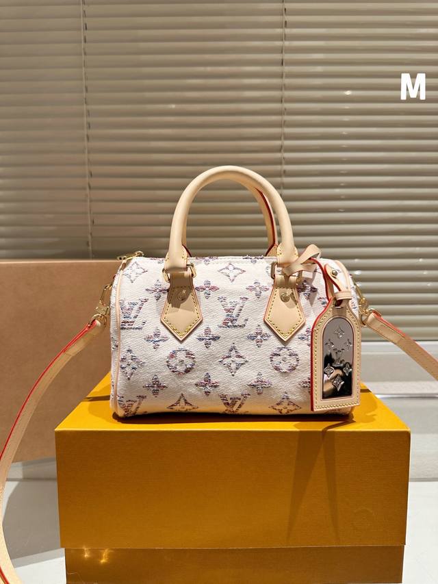 原版布 Louis Vuitton Speedy Bandoulière 20 手袋出自 Nautical 系列，以缤纷纱线织就 Monogram 图案，呈现别