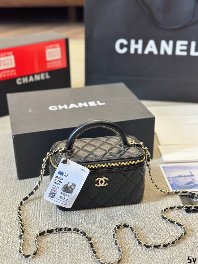 牛皮版本 chanel24s 手柄羊皮黑色长盒子 chanel 24s 羊皮长盒子 羊皮看起来有高贵范 喜欢的人依然很爱 羊皮娇贵一些些，字母手柄一样的美 如风