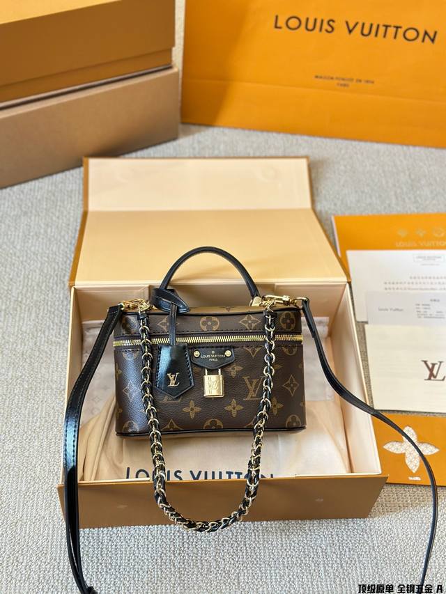 顶级原单 全钢五金 LV 2024 Vanity Chain Pouch 手袋 包包 Vanity Chain Pouch 手袋以经典化妆箱为灵感，同样采用 M