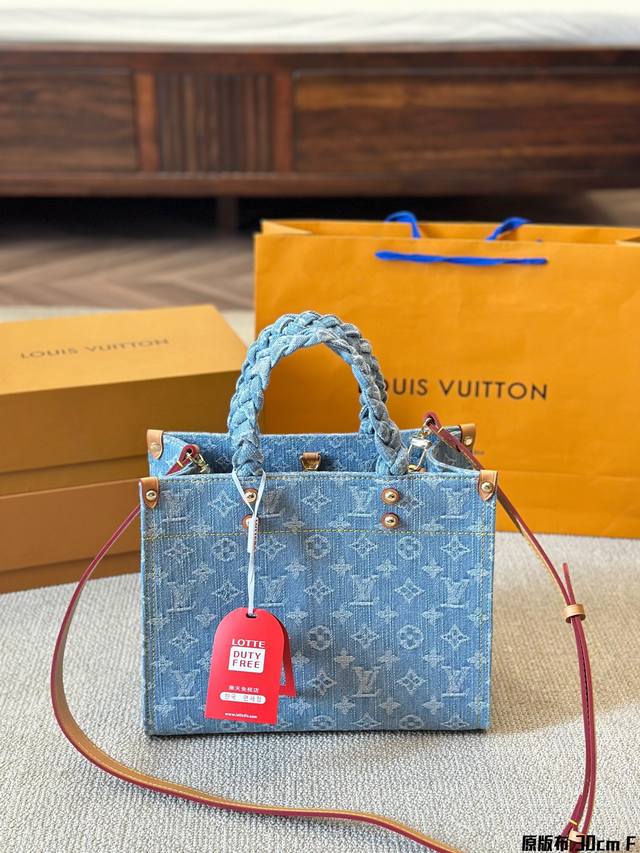 新牛仔 LV onthego 新款丛林包 ONTHEGO绝对是通勤工具包必备单品之一轻盈容量大百搭最最关键不娇气小号的尺寸刚刚好也不像老花的容易撞款 尺寸30c