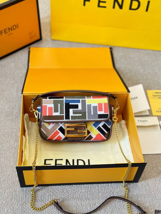 牛皮版本 链条 Fendi Vintage法棍包 2023年米兰时装周街拍中，潮人们背的最多的包包大概就是Fendi芬迪的这款腋下包了 经典布料 有种慵慵懒懒的