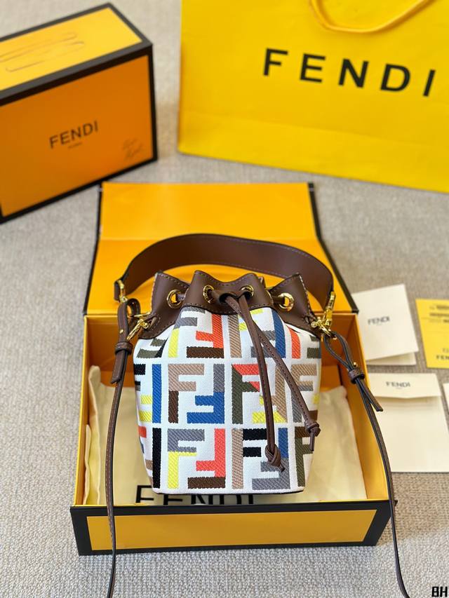 牛皮版本 -Fendi Mon Tresor小号水桶手袋 2024年米兰时装周街拍中，潮人们背的最多的包包大概就是Fendi芬迪的这款水桶包了。配有抽绳和Fen