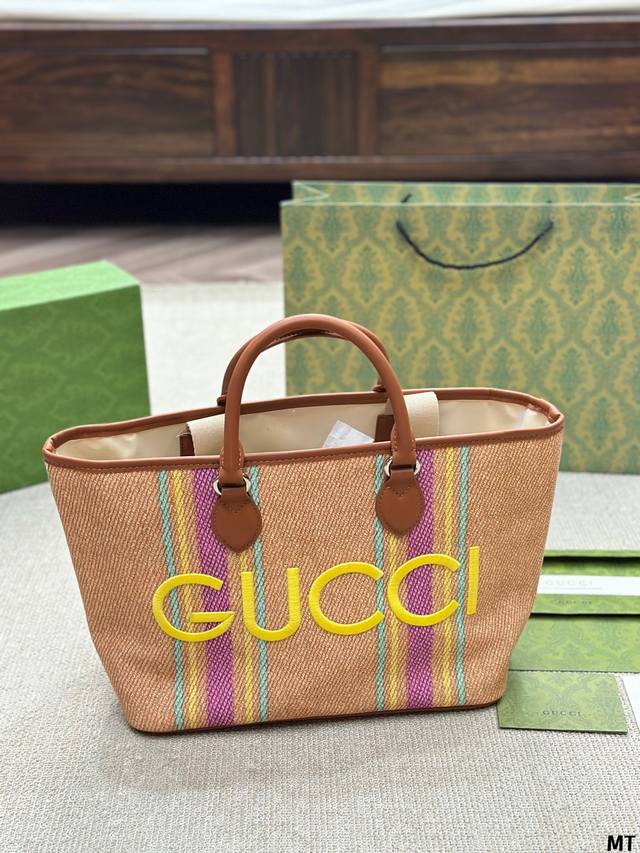 原版布 Gucci居然开窍了！？这次终于不是老包型了的 Gucci 24年早春系列的帆布包着实抓住了我的眼球！ 方方正正的包型、帆布材质、少量五金、米色包身配棕