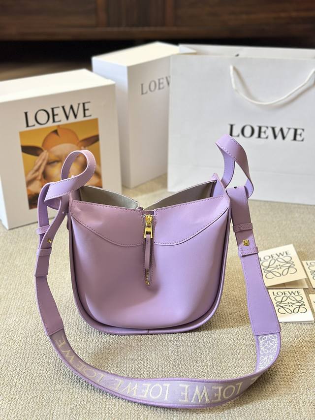 牛皮版本 变形包 Loewe 罗意威命 -LOEWE带来既功能 多元且叉造型醒目的多功能设计，就是Hammock 的特色。创新的设计，可以作为肩背包，手提包，而