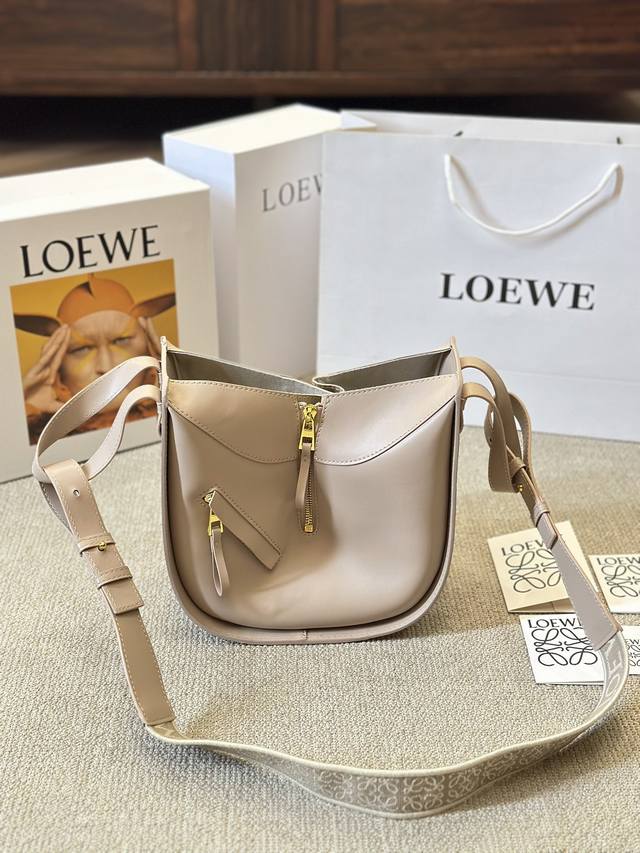 牛皮版本 变形包 Loewe 罗意威命 -LOEWE带来既功能 多元且叉造型醒目的多功能设计，就是Hammock 的特色。创新的设计，可以作为肩背包，手提包，而