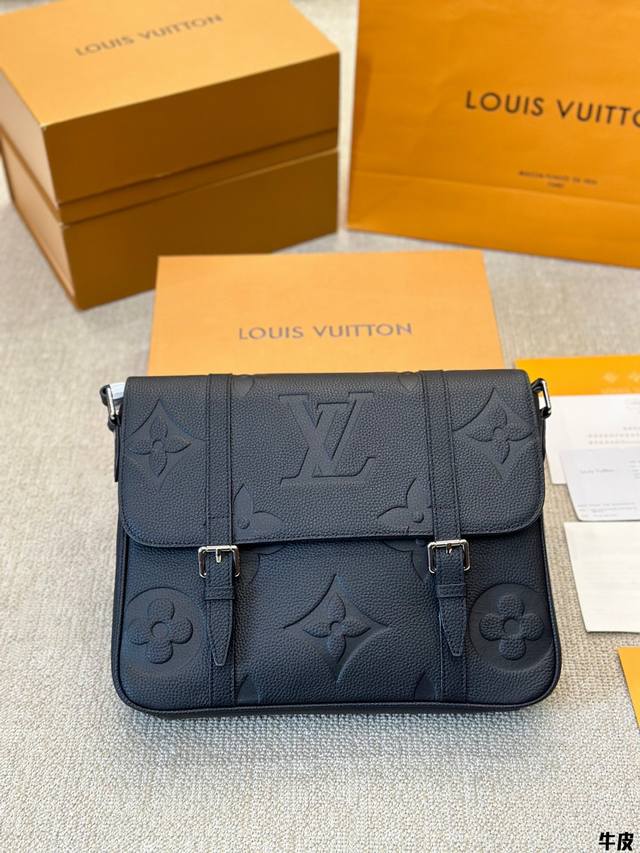 牛皮 Lv 压纹邮差包 原版高品质 这款Retiro 手袋以标志性的面料制成 搭配奢华的变色牛皮饰边 经典永恒 优雅低调的外形设计和宽敞的包身更加入了实用性 使