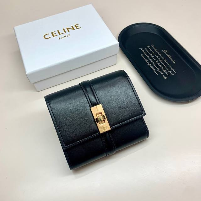 Celine 10523颜色 黑 棕尺寸 11*10*5 Celine短式钱包非常炫美的一个系列，专柜同步，采用头层牛皮，精致时尚！