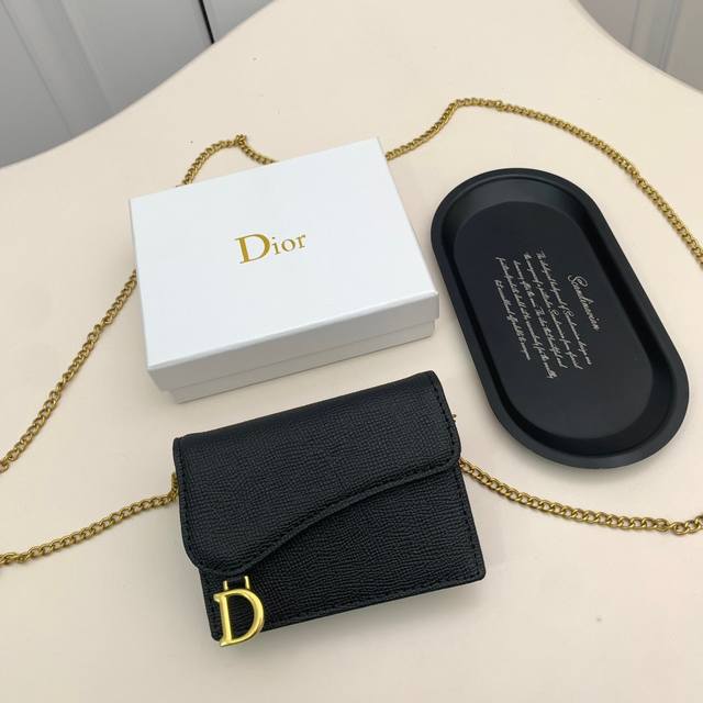 Dior 94006颜色 黑色 尺寸 10.5*7 专柜最新款出货！D家新款马鞍小包出货！小小一只，能放十几张卡和几张现金，对于现在人来说足够用了！进口小牛皮搭 - 点击图像关闭