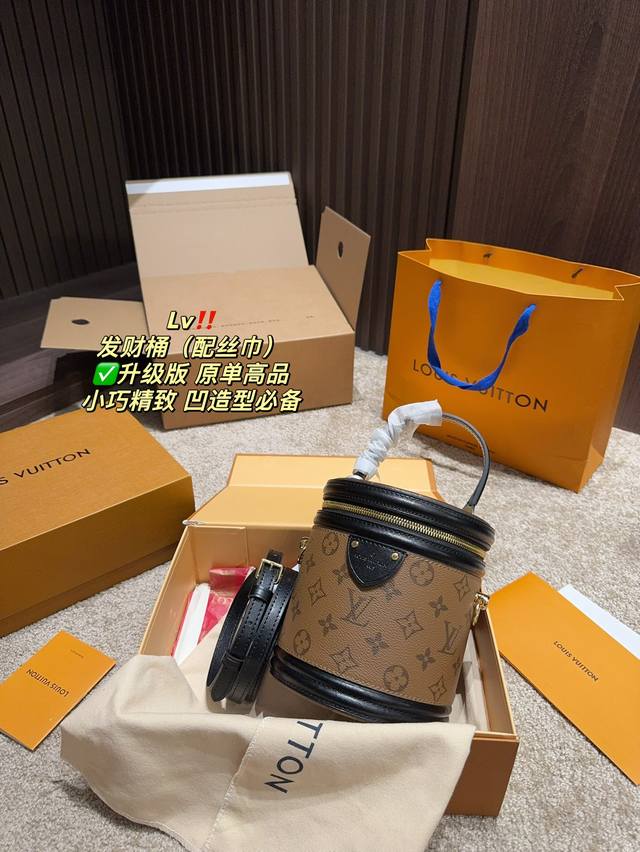 升级版 原单高品 全套包装尺寸15.17 Lv 发财桶 配丝巾 包型立体圆润设计感十足 光滑细腻的外表，质感更是没话说 明星与网红的同款穿搭神器！ 顶部配有手柄