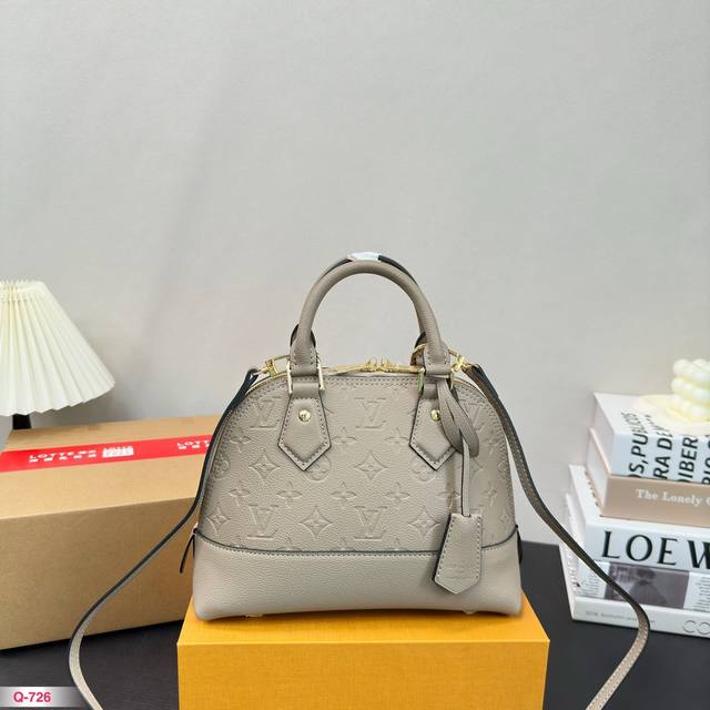 全套包装 Lv 贝壳包 原版高品质 包包这款Retiro 手袋以标志性的面料制成 经典永恒。优雅低调的外形设计和宽敞的包身更加入了实用性。尺寸24.18cm - 点击图像关闭