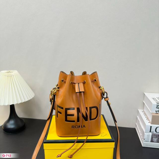 配礼盒 芬迪Fendi Mon水桶包 2022年米兰时装周街拍中，潮人们背的最多的包包大概就是Fendi芬迪的这款水桶包了。配有抽绳和Fend金属标志装饰。配一