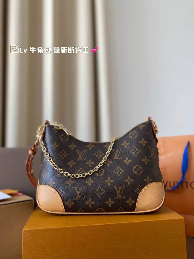 配折叠礼盒 size:27*16cm Lv 牛角包 最新断货王，听我的一定要入，已经帮你们去对比过了，直接省了一万多的最新牛货！柜上最新款，最最最好看的新款牛角