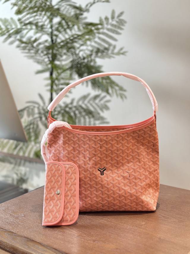 Goyard Hobo Bag新登场 Goyard Boheme Hobo Bag有着像ArtoisTote 拉链封口的特色，不只是实用性加分，外观上也更好维持