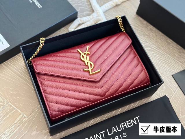 YSL WOC 鱼子酱牛皮 链条包信封包ysI家当之无愧的入门经典款 超级耐燥这个皮质真的是我最爱的皮质之一不怕刮牛皮的纹理也有质感 相比金链我更喜欢链非常耐看