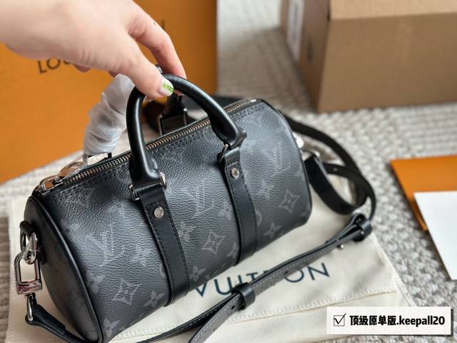 配全套包装 尺寸：20 12cm L家 keepall 枕头包 真的是小可爱！ 贼适合的keepall20黑武士 男盆友的战包 搜索 Lv keepall20