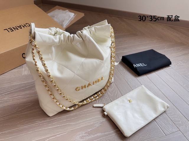 配盒 升级版 size：30*35cm 太好搭配了呜呜呜 chanel 22bag 更酷哦！ 油蜡皮很耐造 高级感拉满 搜索 小香家 垃圾袋