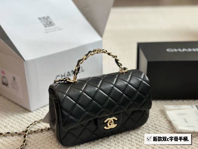 配盒 size ：20*12cm 小香家 Chanel23k皮穿链手柄cf让经典再升级~ 可以手提的！包包很实用！ 羊皮配淡金扣，优雅又公主，最喜欢手柄上的小l