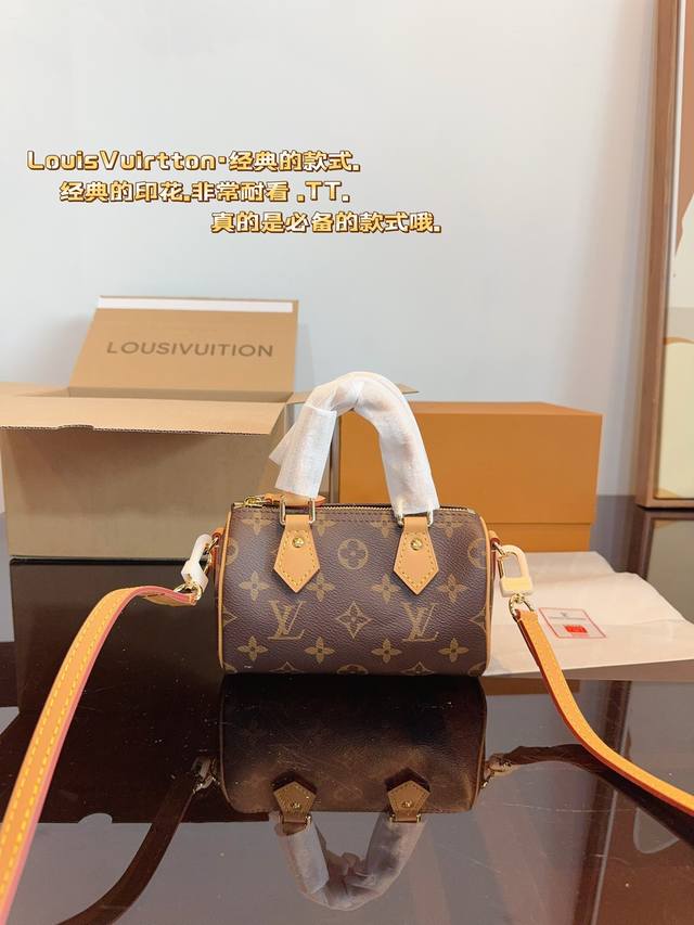 配礼盒. LV Speedy 系列 枕头包 这款Retiro 手袋以标志性的LV老花面料制成，搭配奢华的变色牛皮饰边，经典永恒。优雅低调的外形设计和宽敞的包 全