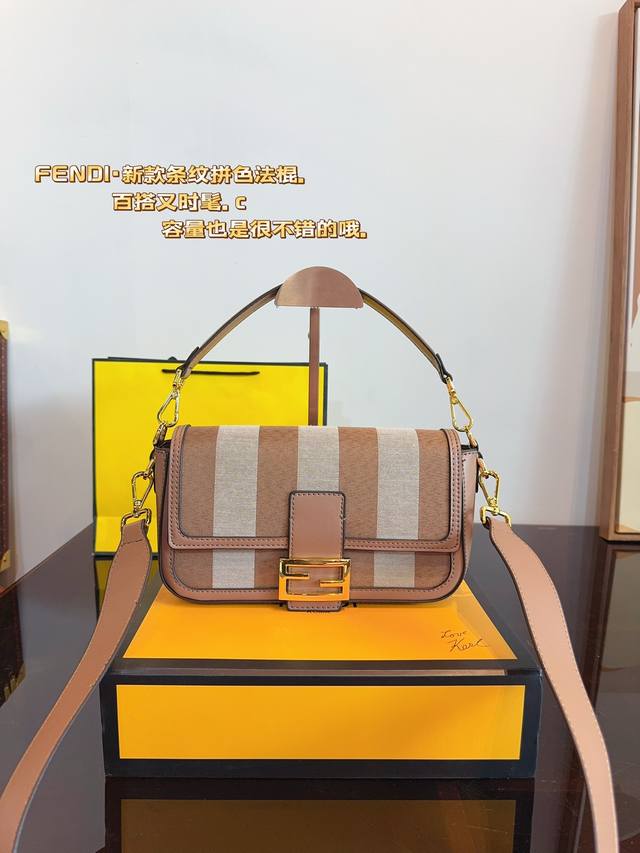 配礼盒 FENDI 芬迪 新品全幅饰 可手提斜挎包，Ss23Fendi Baguette强势回归，标志性的Baguette手袋采用翻盖设计，配有FF磁扣开合。配