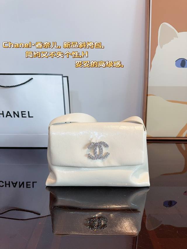 纯皮 香奈儿 CHANEL 新款斜挎包 简约大气风格 更加轻盈 可轻松驾驭各种风格 是每个酷酷女孩必入尺寸：27*8*16cm