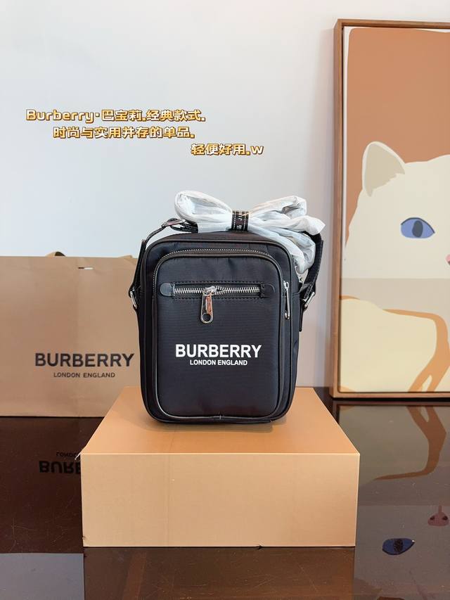 配礼盒. 巴宝莉 BURBERRY 尼龙手机包. 百搭到没朋友 就是酷 时尚感超强 辦识度很高 材质超轻很能装，上身也帅气尺寸：18*7*22cm