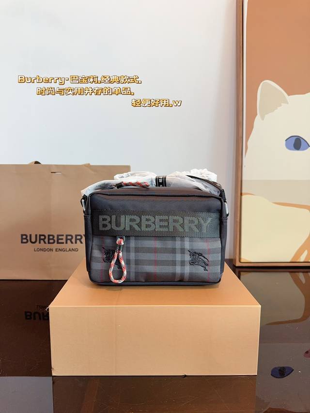 配礼盒. 巴宝莉 BURBERRY 尼龙相机包 百搭到没朋友 就是酷 时尚感超强 辦识度很高 材质超轻很能装，上身也帅气尺寸：20*7*14cm