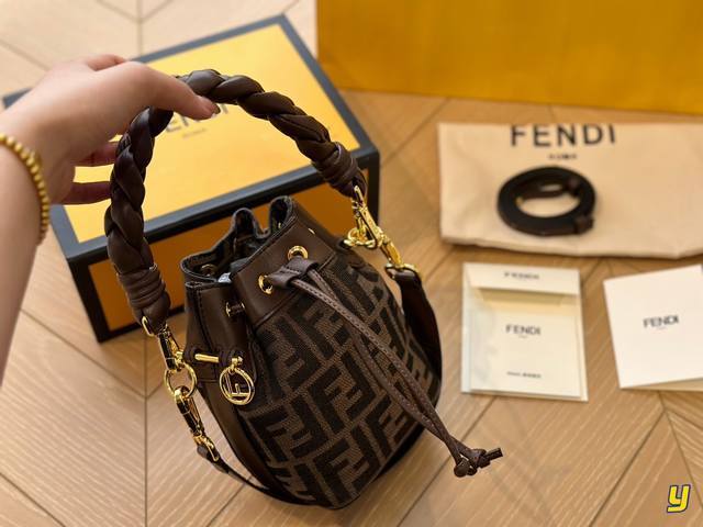 折叠盒 ｜Fendi Mon Tresor小号水桶手袋 2022年米兰时装周街拍中，潮人们背的最多的包包大概就是Fendi芬迪的这款水桶包了。配有抽绳和Fend