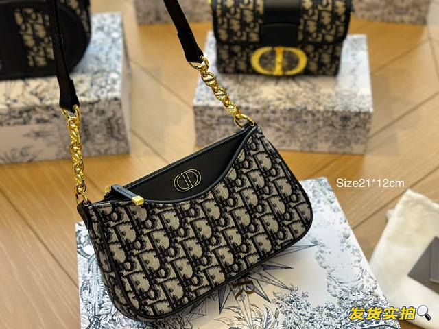 折叠盒 Dior Hobo Avenue三合一腋下包 DIOR FALL 23腋下包，里面分别是一个纽扣卡夹和一个拉链卡夹以及一个腋下包组成，可以多种方式搭配。