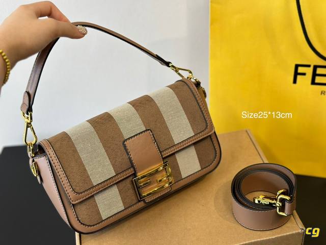 折叠盒 Fendi Baguette法棍包中号第一眼就觉得砸中了我。加上中号有一根较长的肩带，非常实用。中号的装两个手机，钱包，钥匙，墨镜，口红，粉饼都毫无压力