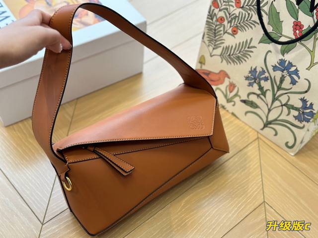 折叠盒 size：29*12 loewe Puzzle hobo 腋下 采用超柔软纳帕小牛皮 轻便巨能装实用