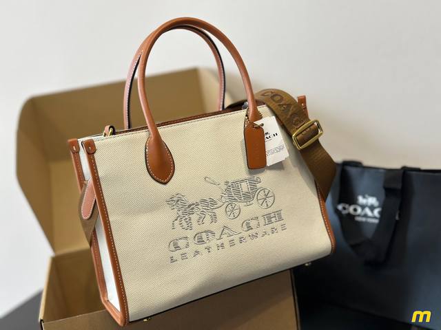 飞机盒 蔻驰个Coach 新品3月＃coach新款 三月上班族就选这款托特不会出错啦马车托特，两个配色都是经典百搭的配色，斜挎，女神节礼物看过来呀马车托特超级干