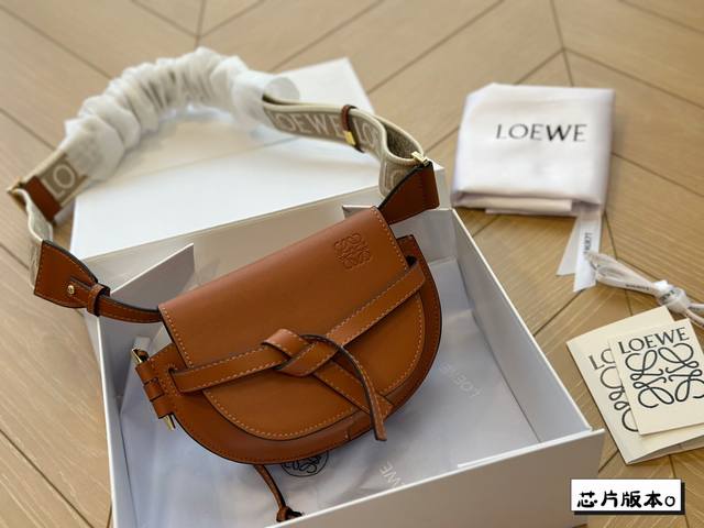 折叠盒 size：18.13cm Loewe 罗意威迷你 新肩带很美哦！ Gate Bag马鞍包斜挎包， 感觉gate是Loewe的礼物 ！ 牛皮皮质！