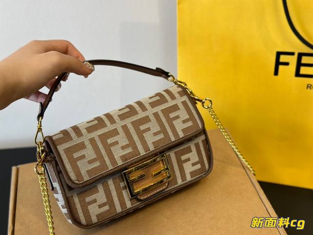 折叠盒 Fendi Baguette法棍包中号第一眼就觉得砸中了我。加上中号有一根较长的肩带，非常实用。中号的装两个手机，钱包，钥匙，墨镜，口红，粉饼都毫无压力