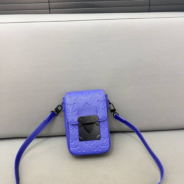 Louisvuitton 路易威登 S-LOCK VERTICAL 钱夹 手机包 单肩斜挎包 采用精湛镶嵌细工，经典百搭 实物拍摄 原厂原版面料 礼盒 19 x