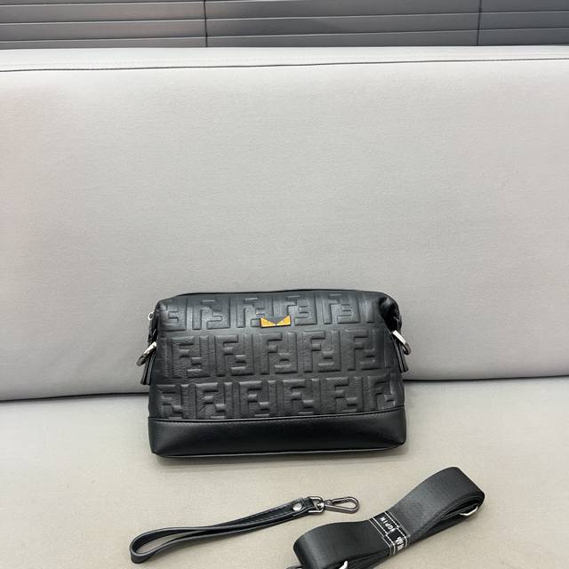 Fendi 芬迪 小怪兽多功能牛皮斜挎手拿包 采用精湛镶嵌细工 经典百搭 实物拍摄 原厂原版面料 配送防尘袋 25 x 16 cm。