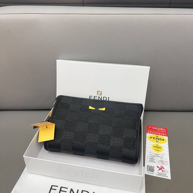 Fendi 芬迪 小怪兽手拿包 夹包 男包 采用精湛镶嵌细工，经典百搭 实物拍摄 原厂原版面料 高端品质 配送防尘袋 礼盒 27 x 20 cm。