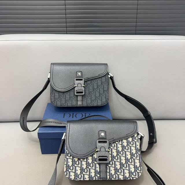 Dior 迪奥 牛仔布马鞍包 SADDLE提花翻盖邮差包 单肩斜挎包 明星单品 采用优质原厂材质 高端品质 配送礼盒 规格: 23 x 18cm